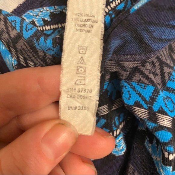 Alo Airbrushed Performance Seaport print Capris - Picture 9 of 12